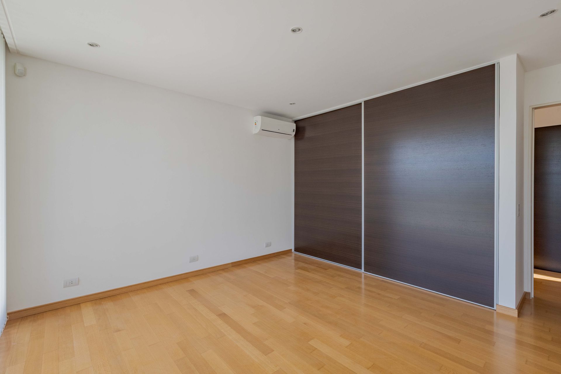 Casa Santa Bárbara venta 9 ambientes lago central