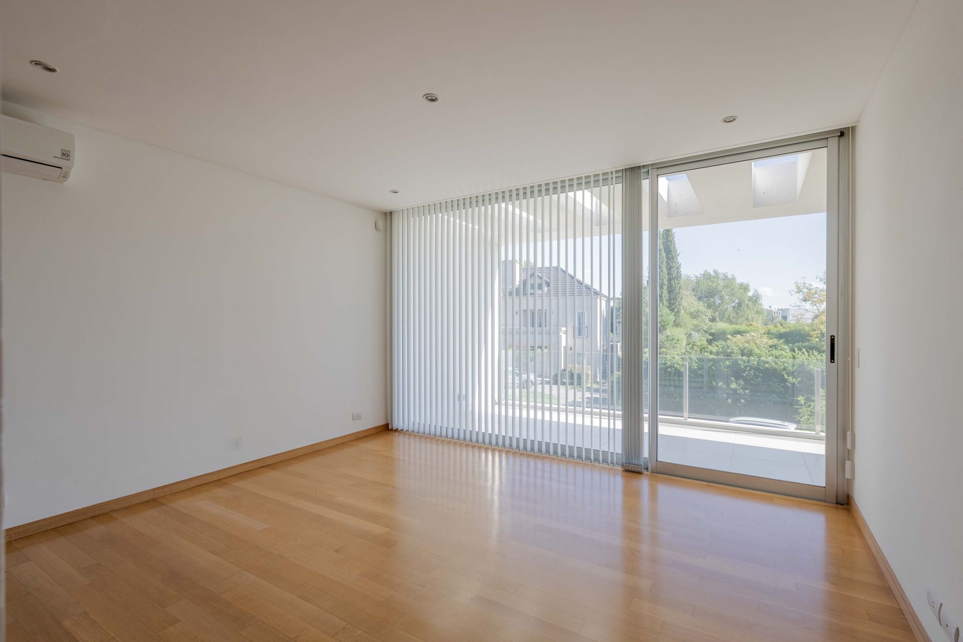 Casa Santa Bárbara venta 9 ambientes lago central