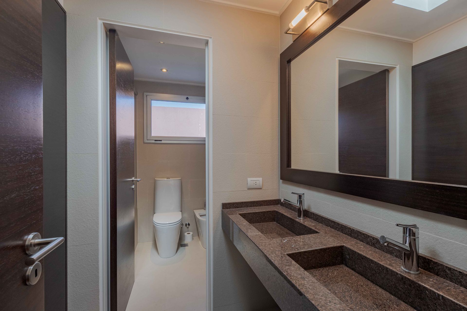 Casa Santa Bárbara venta 9 ambientes lago central