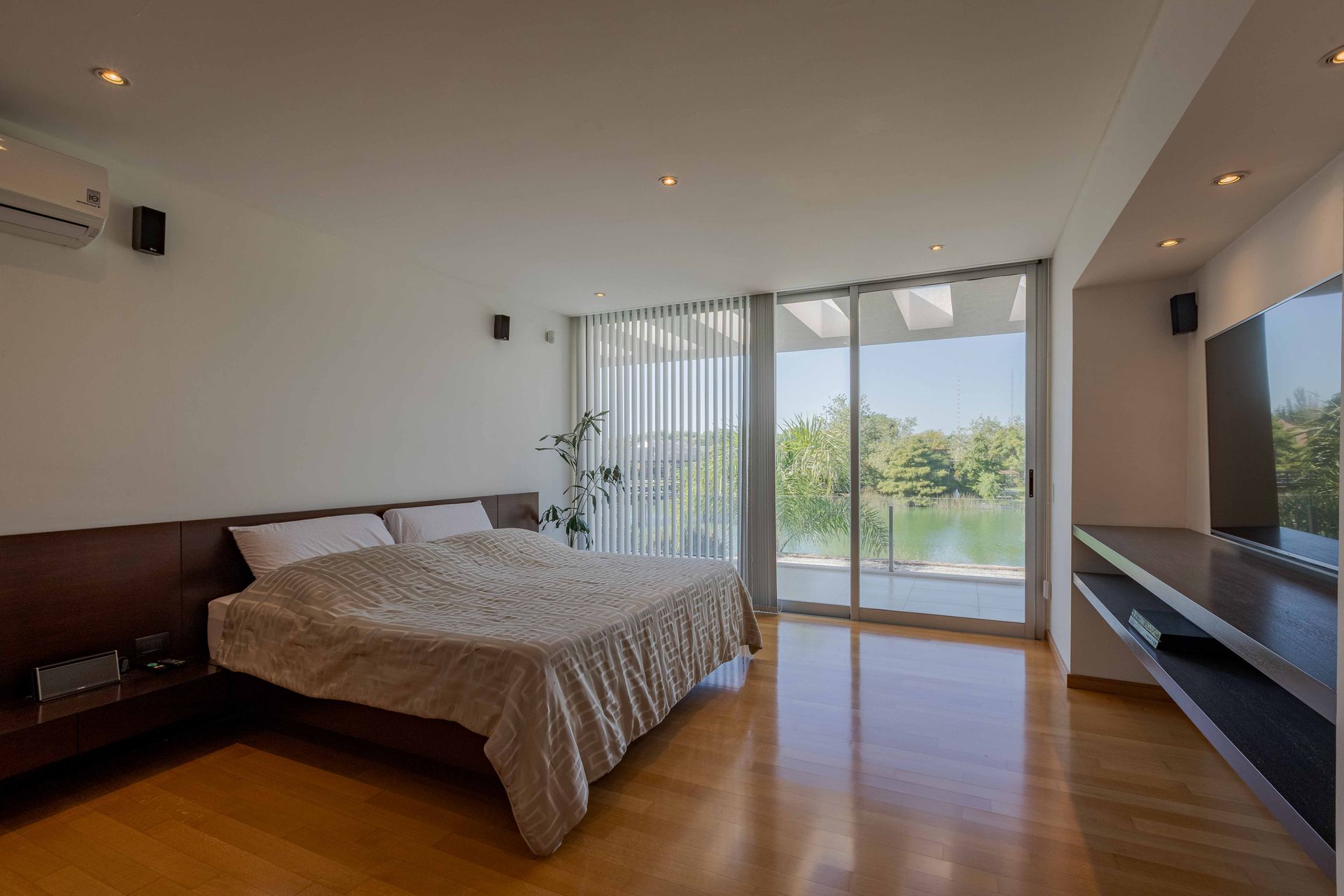 Casa Santa Bárbara venta 9 ambientes lago central