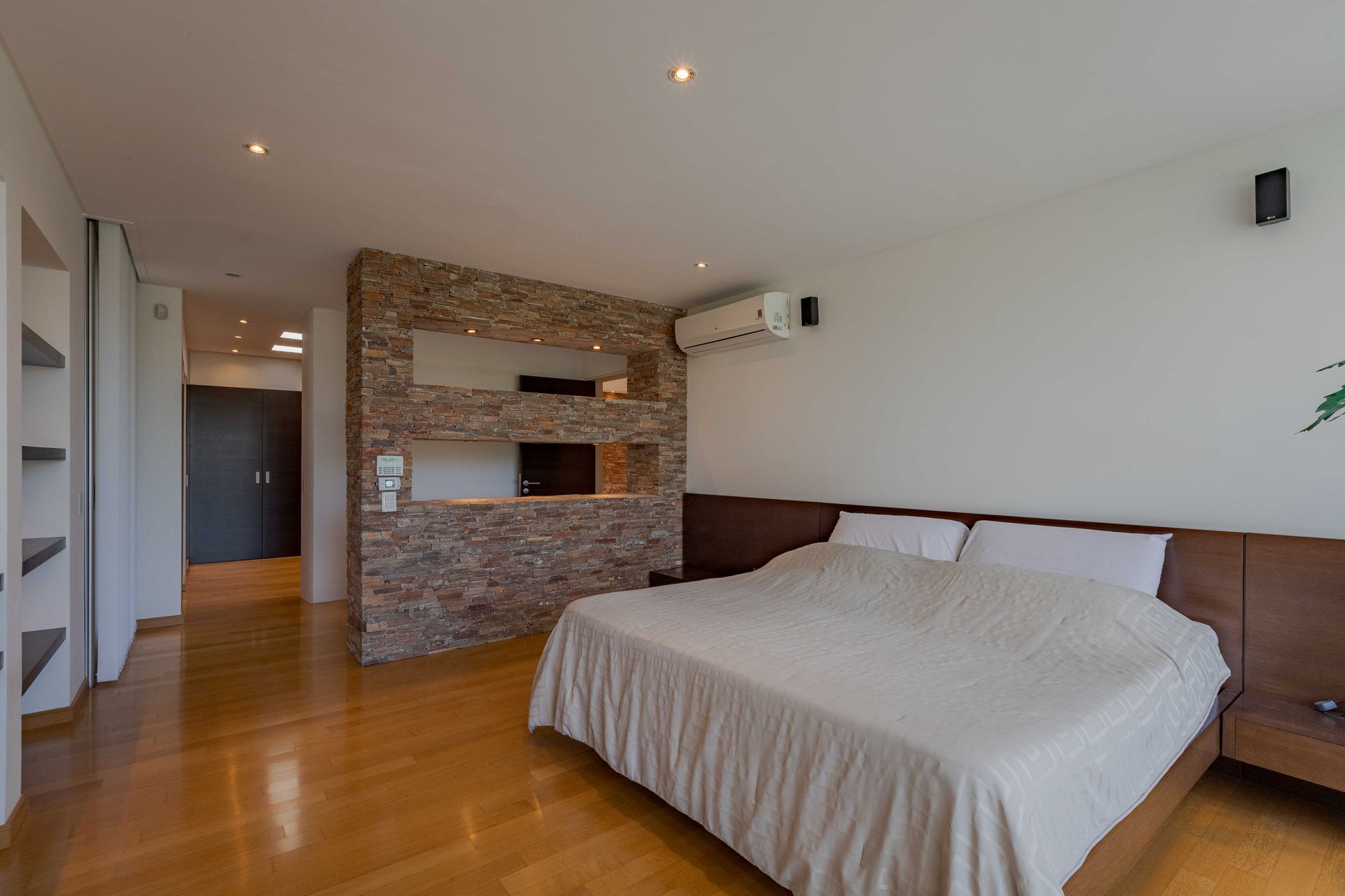 Casa Santa Bárbara venta 9 ambientes lago central