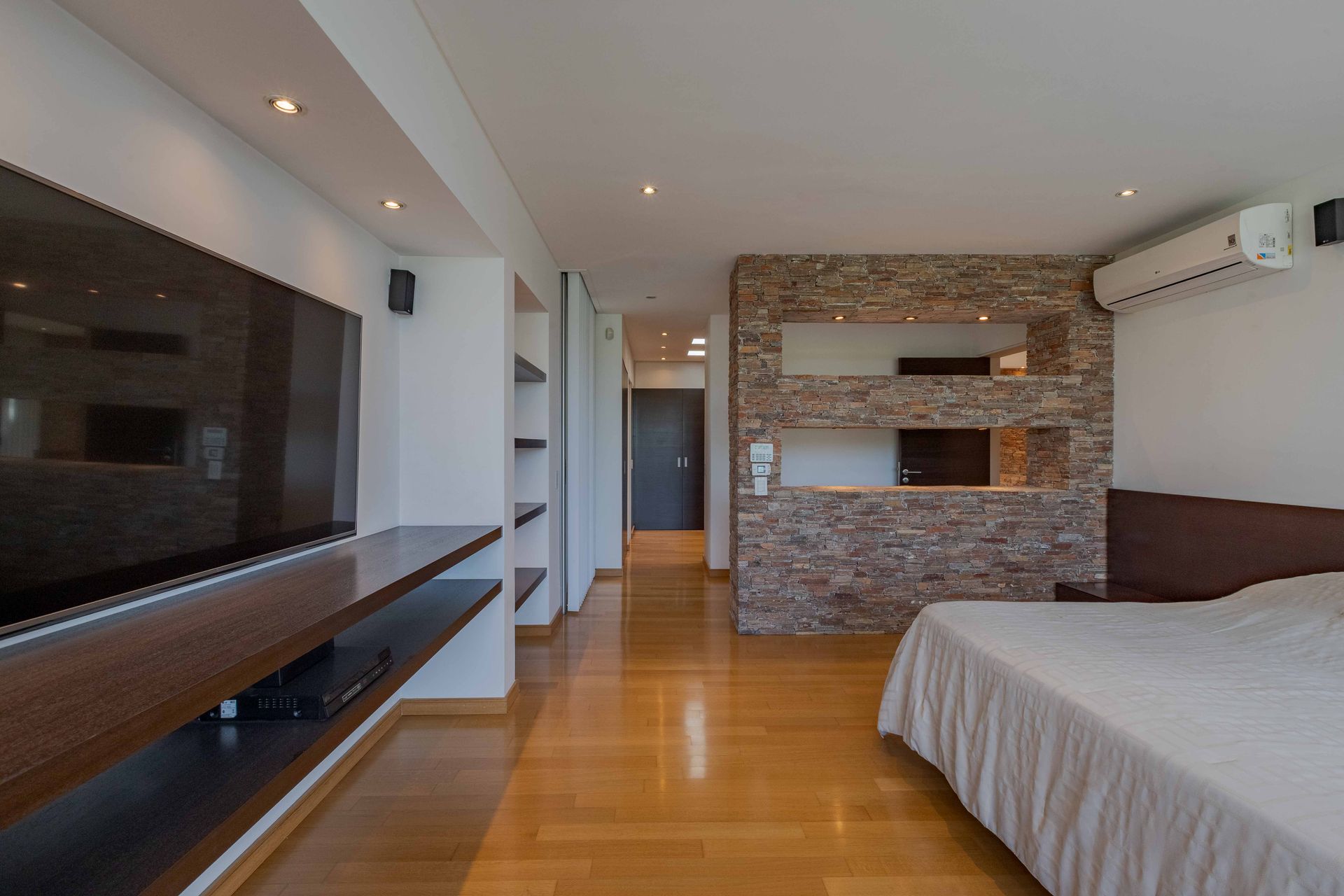 Casa Santa Bárbara venta 9 ambientes lago central