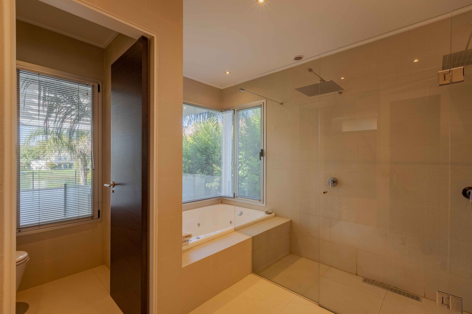Casa Santa Bárbara venta 9 ambientes lago central