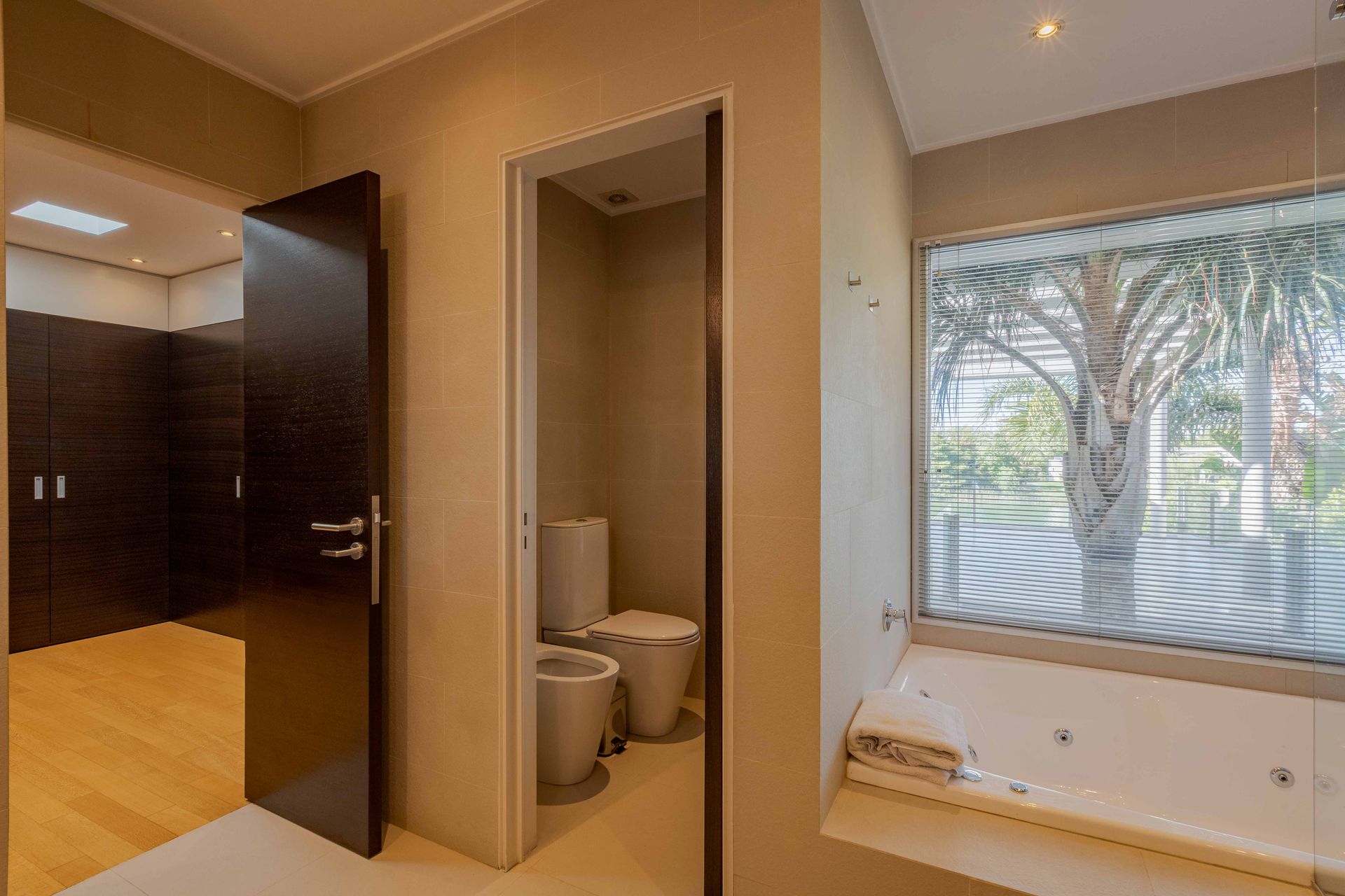 Casa Santa Bárbara venta 9 ambientes lago central