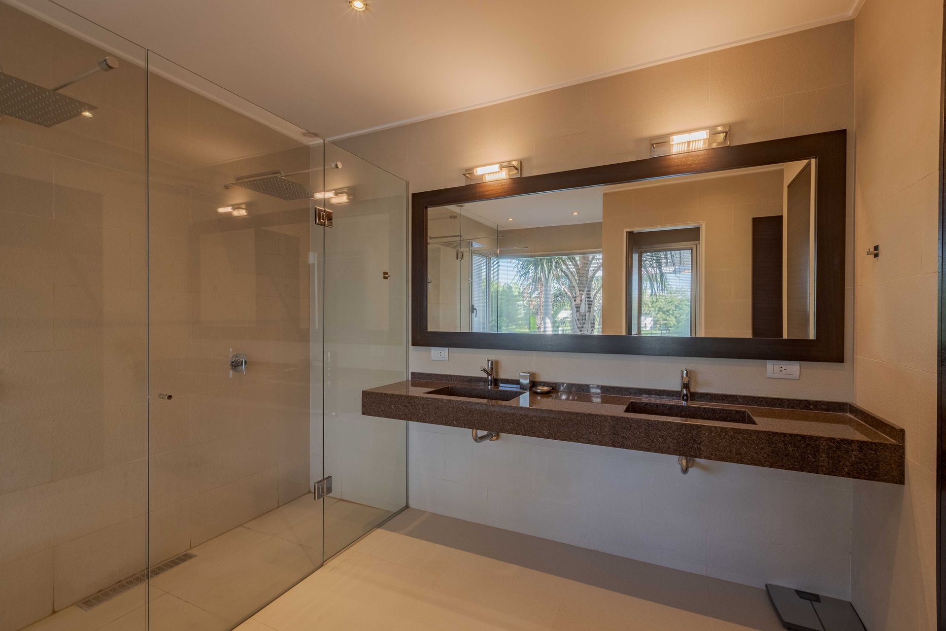 Casa Santa Bárbara venta 9 ambientes lago central