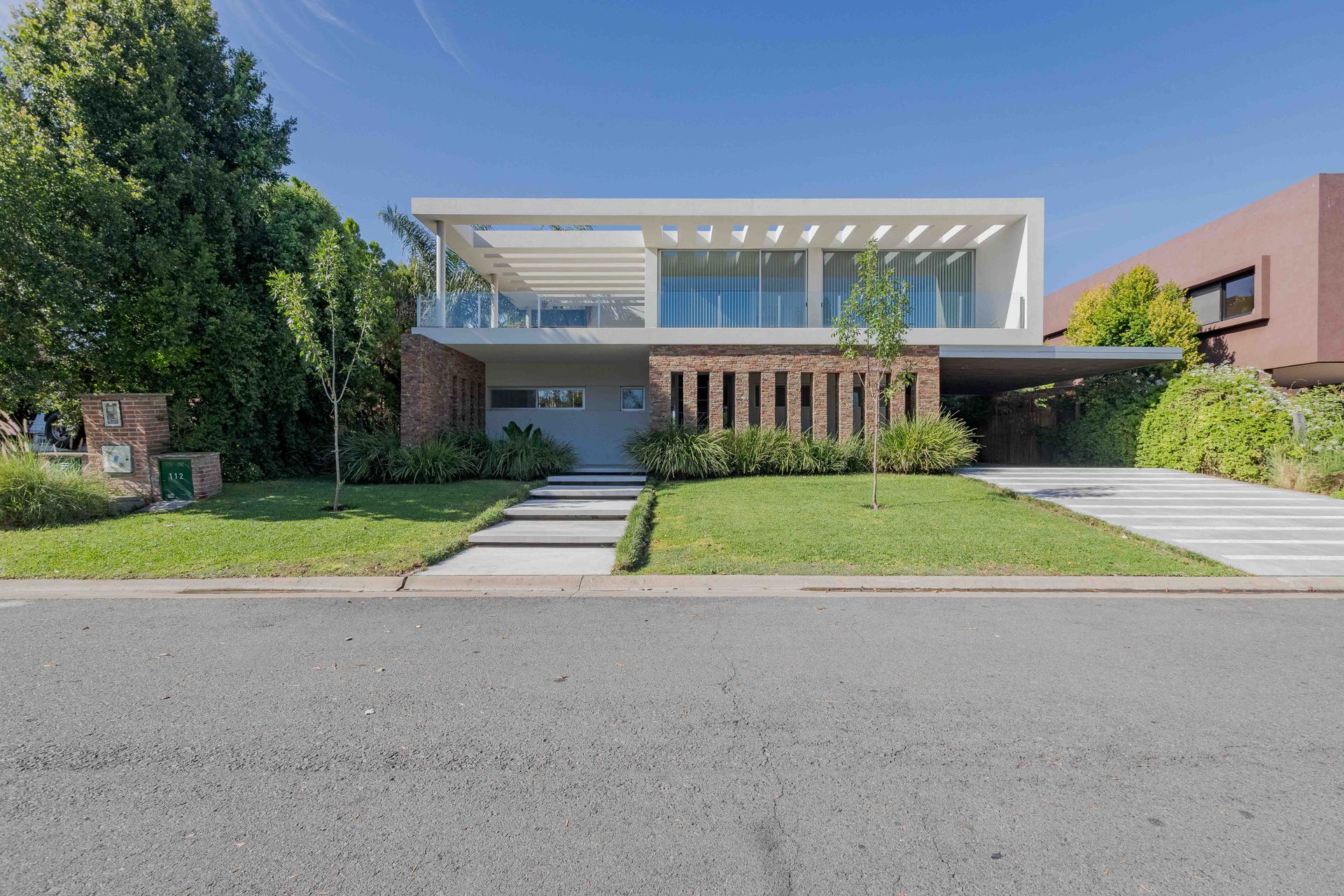 Casa Santa Bárbara venta 9 ambientes lago central