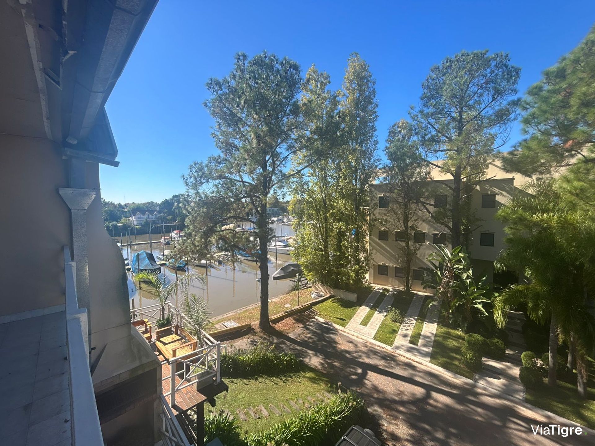 Venta Depto 5 amb. con balcón cochera amarra.