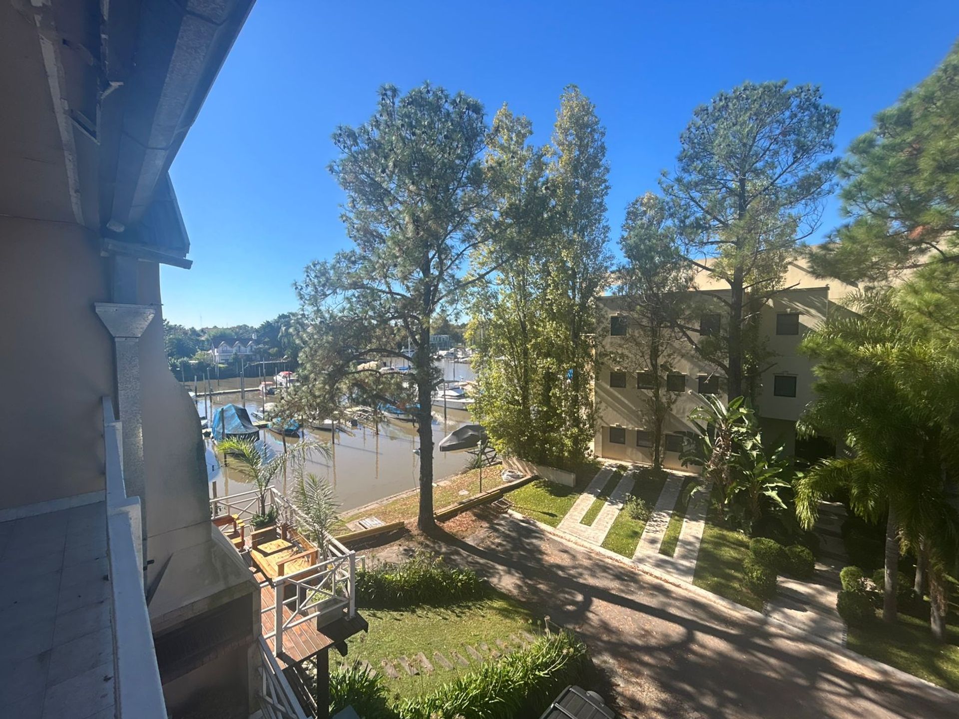 Venta Depto 5 amb. con balcón cochera amarra.