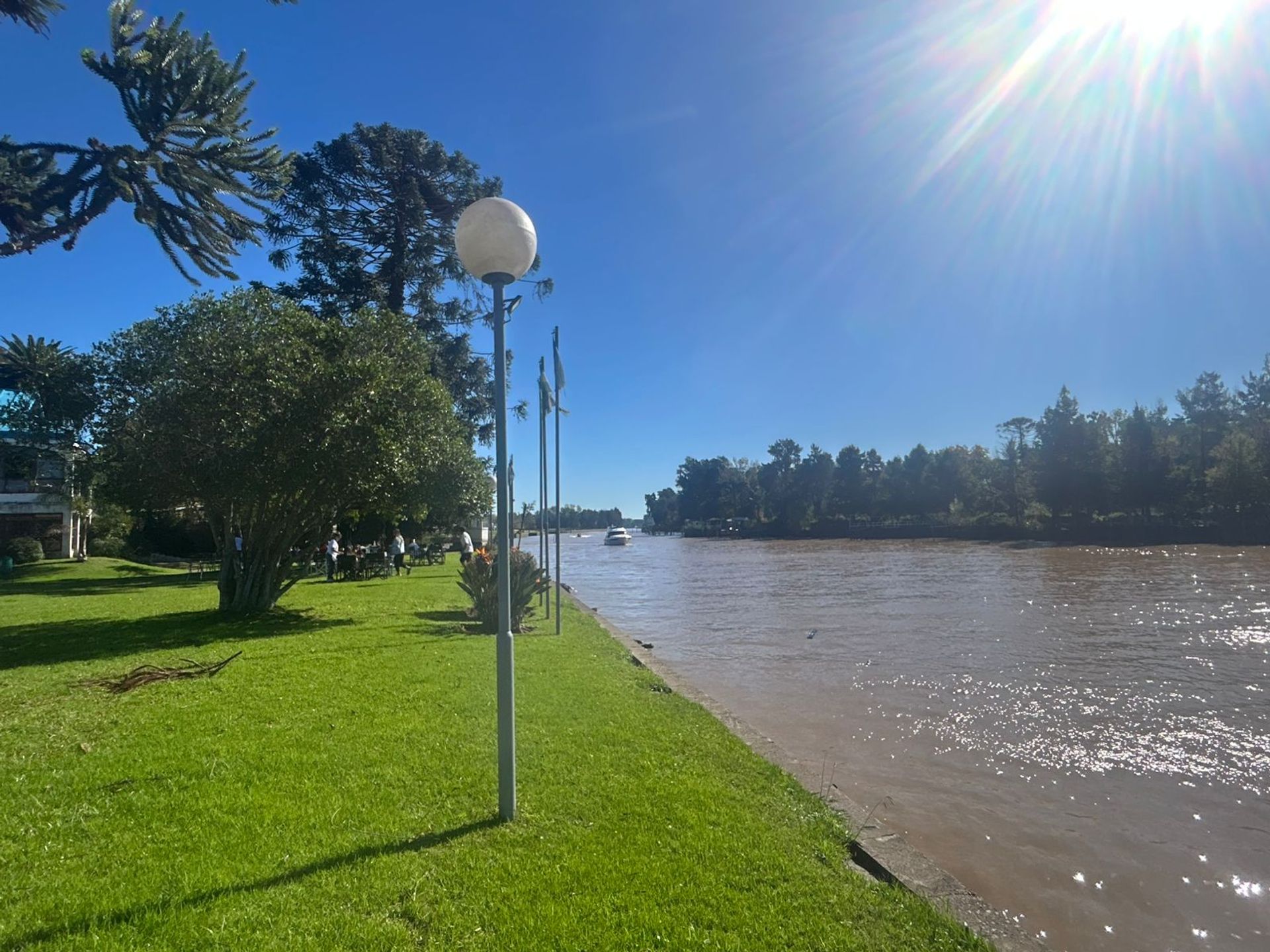 Venta Depto 5 amb. con balcón cochera amarra.