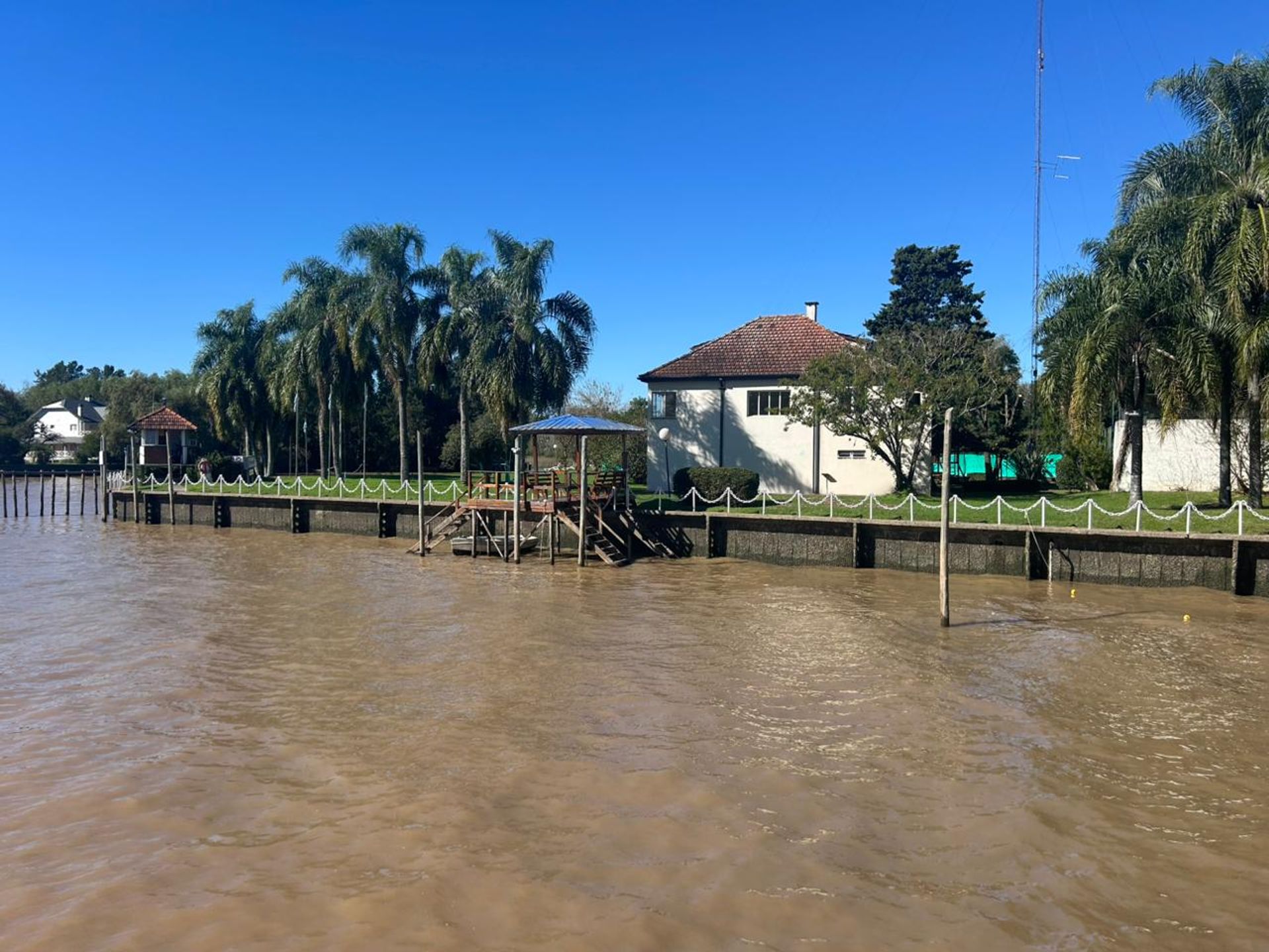 Venta Depto 5 amb. con balcón cochera amarra.