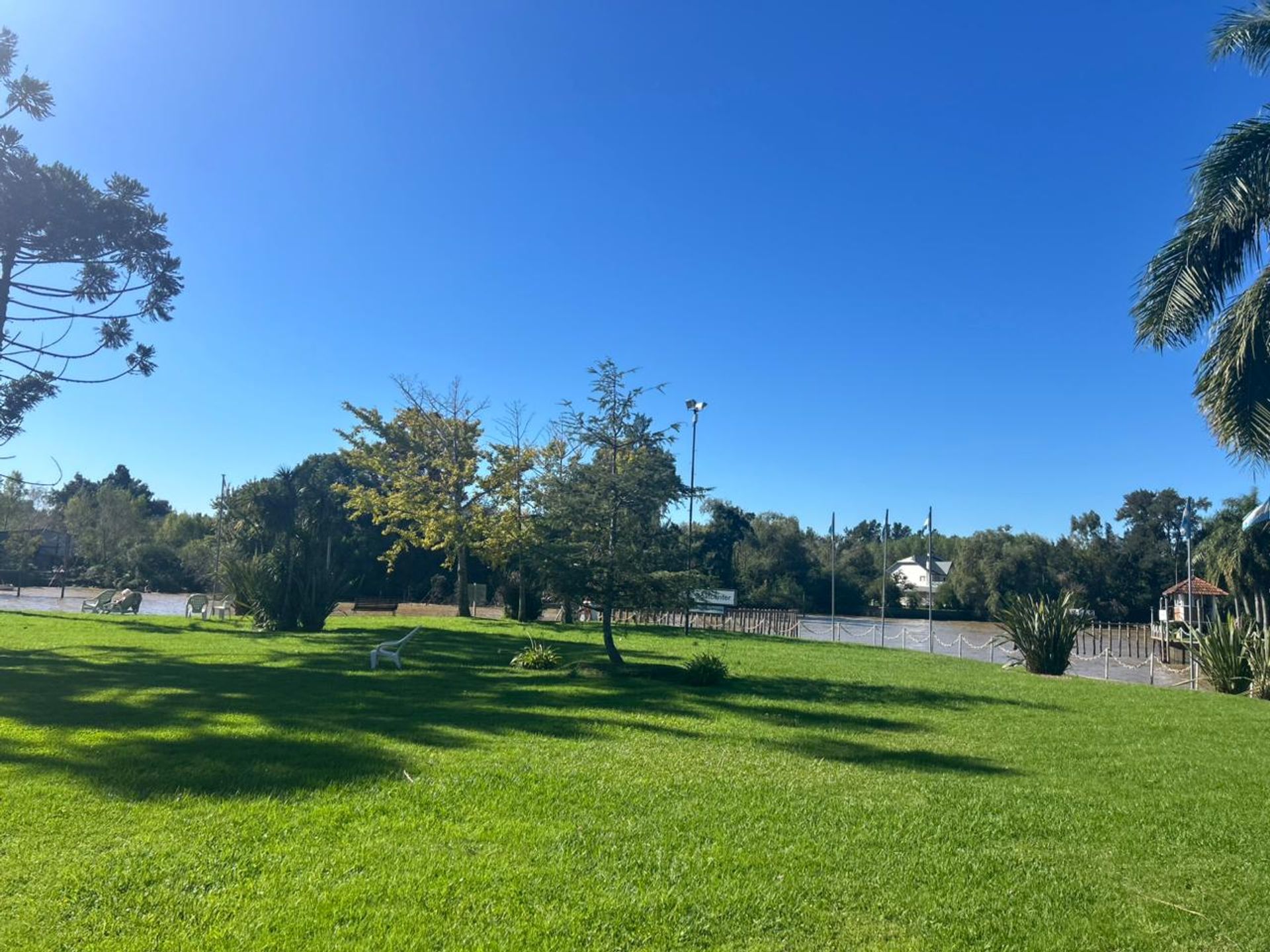 Venta Depto 5 amb. con balcón cochera amarra.