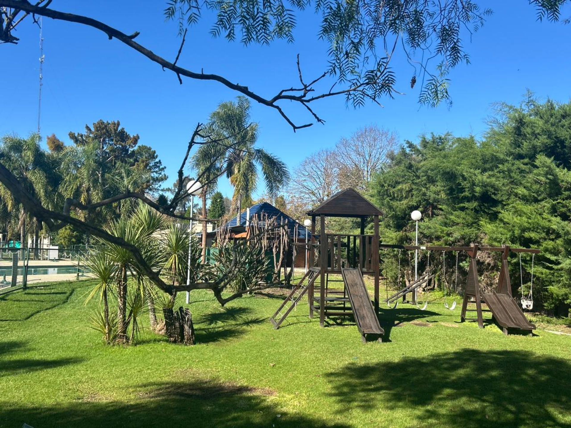 Venta Depto 5 amb. con balcón cochera amarra.