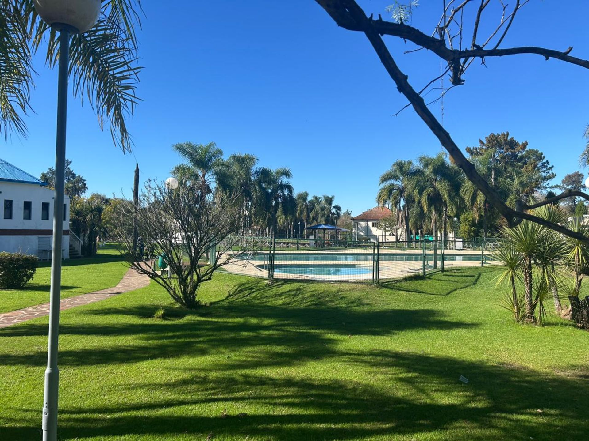 Venta Depto 5 amb. con balcón cochera amarra.