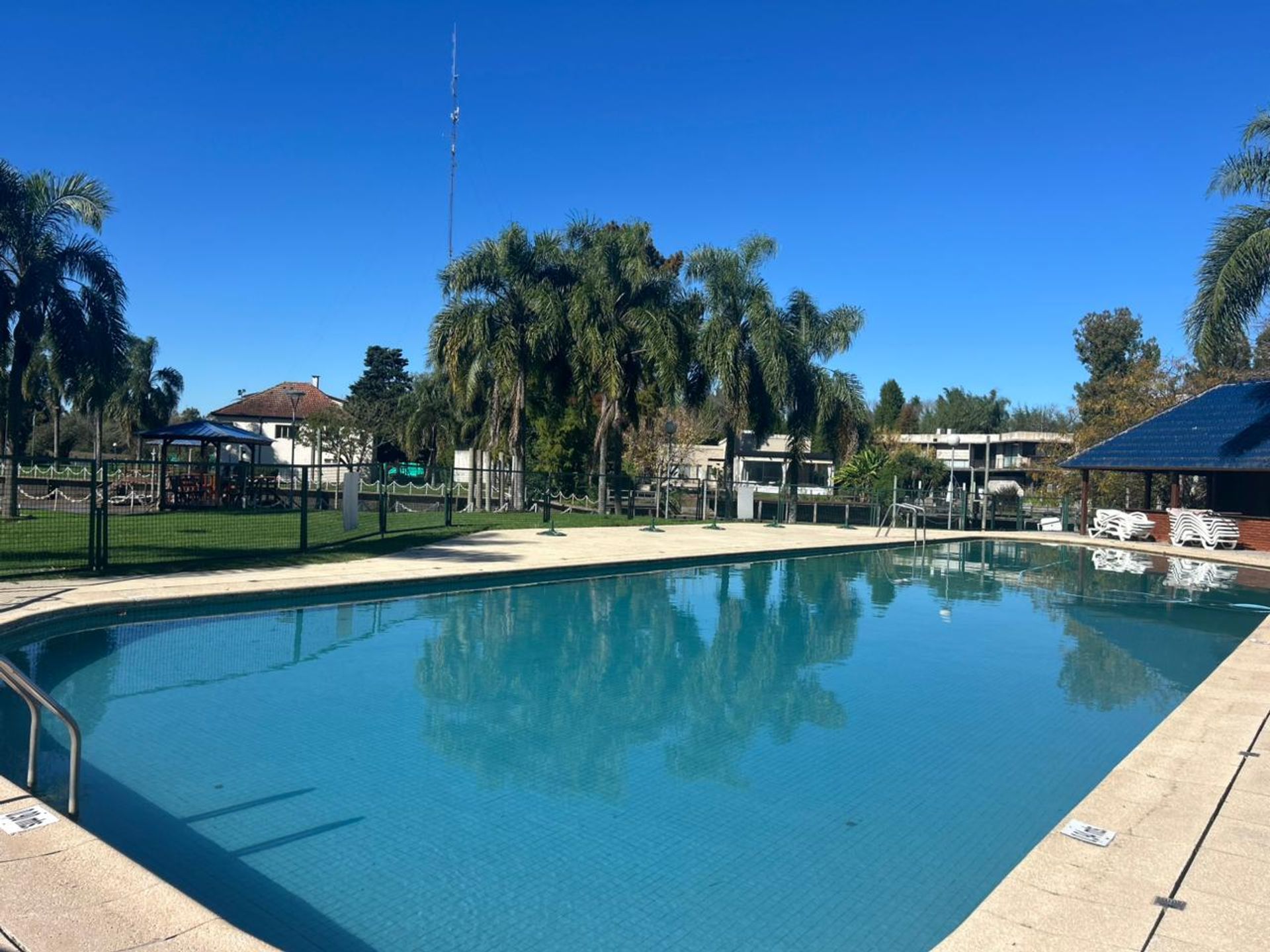 Venta Depto 5 amb. con balcón cochera amarra.