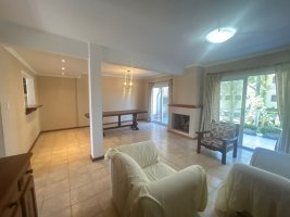 Apartment for Sale: 5 rooms with balcony and attached garage.