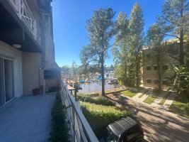 Apartment for Sale: 5 rooms with balcony and attached garage.
