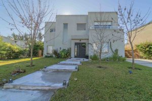 Venta Casa 4 Amb Con Pileta Barrio San Gabriel