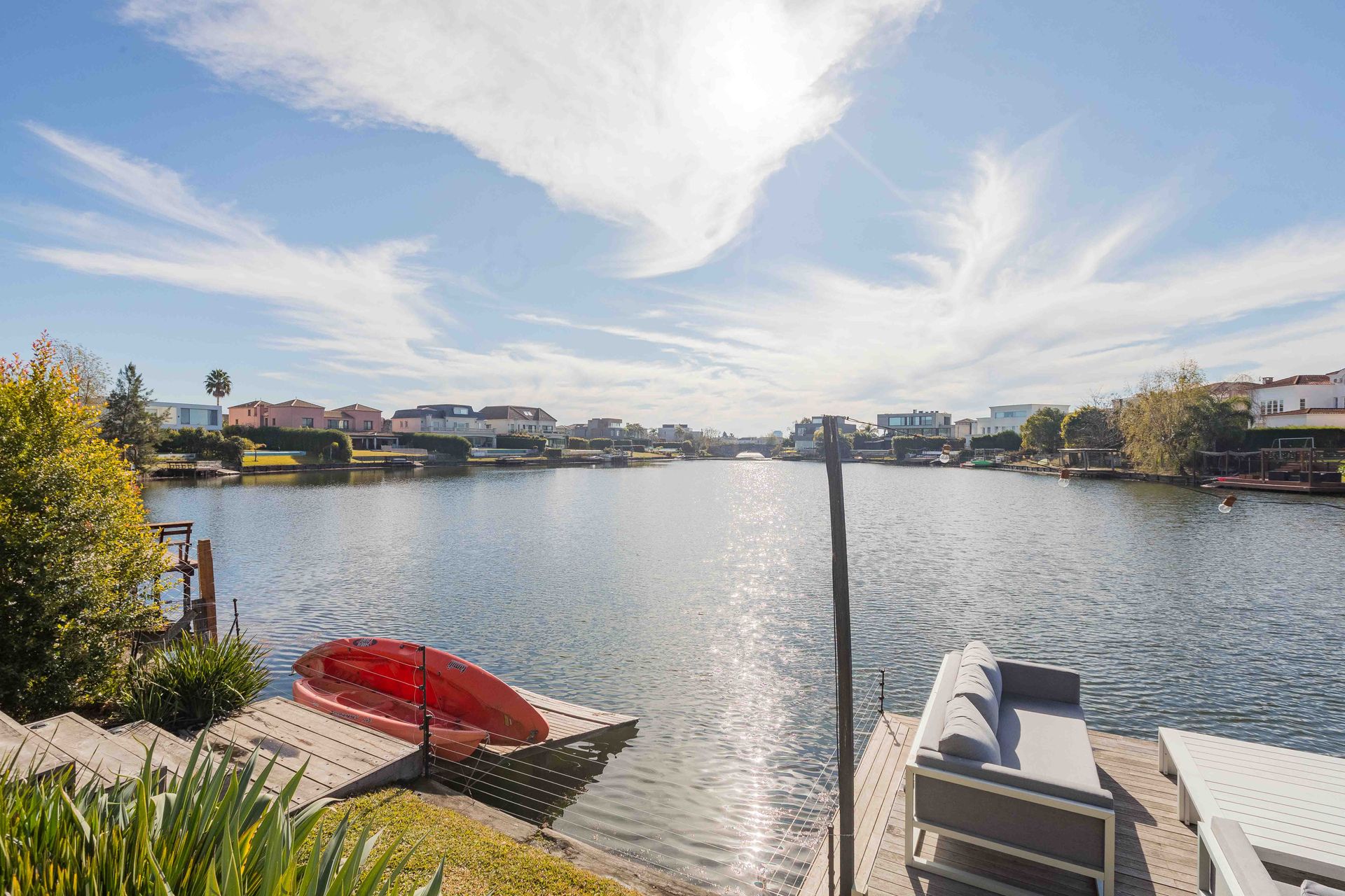 Venta Casa Cabos del Lago 7 ambientes al agua