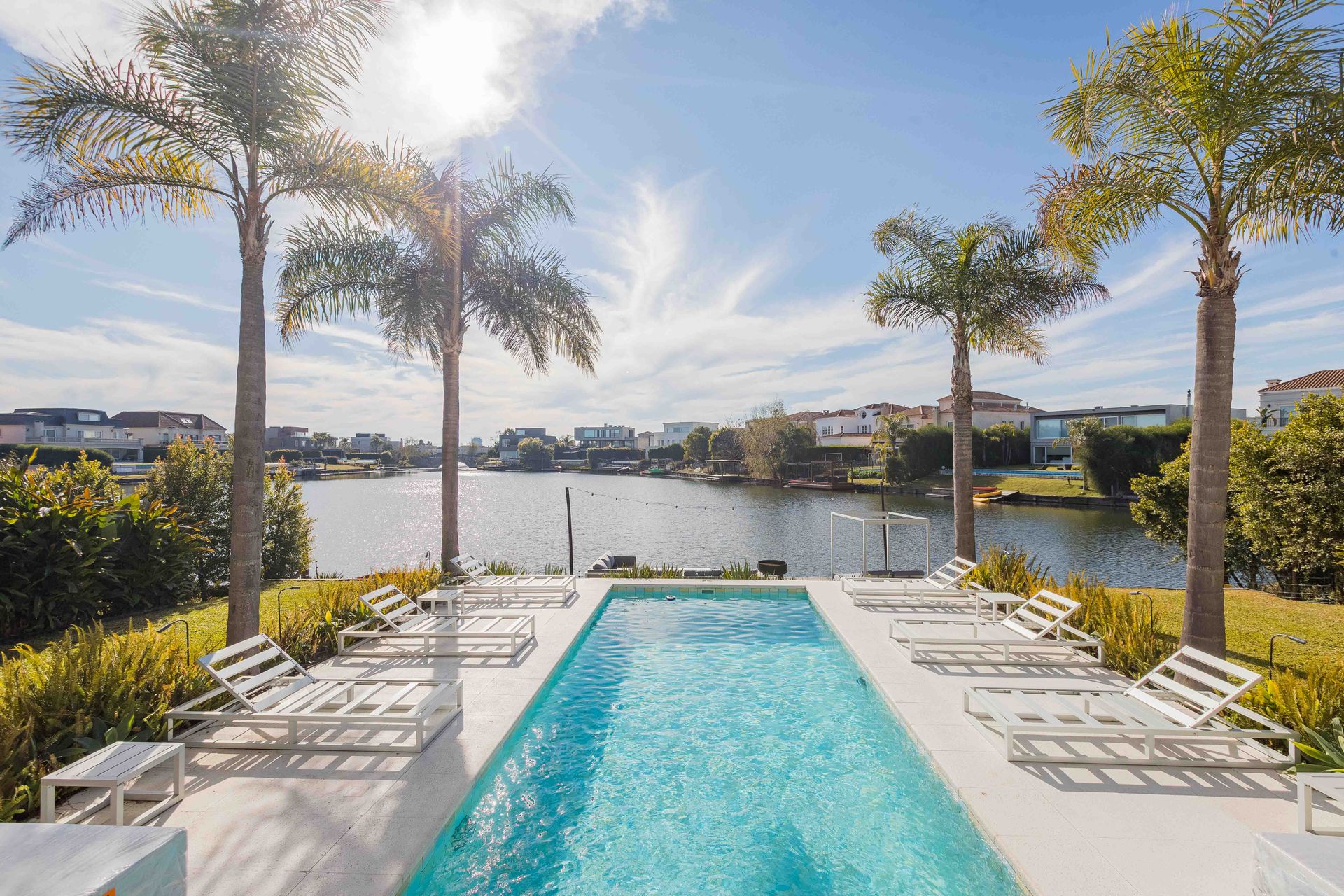 Venta Casa Cabos del Lago 7 ambientes al agua