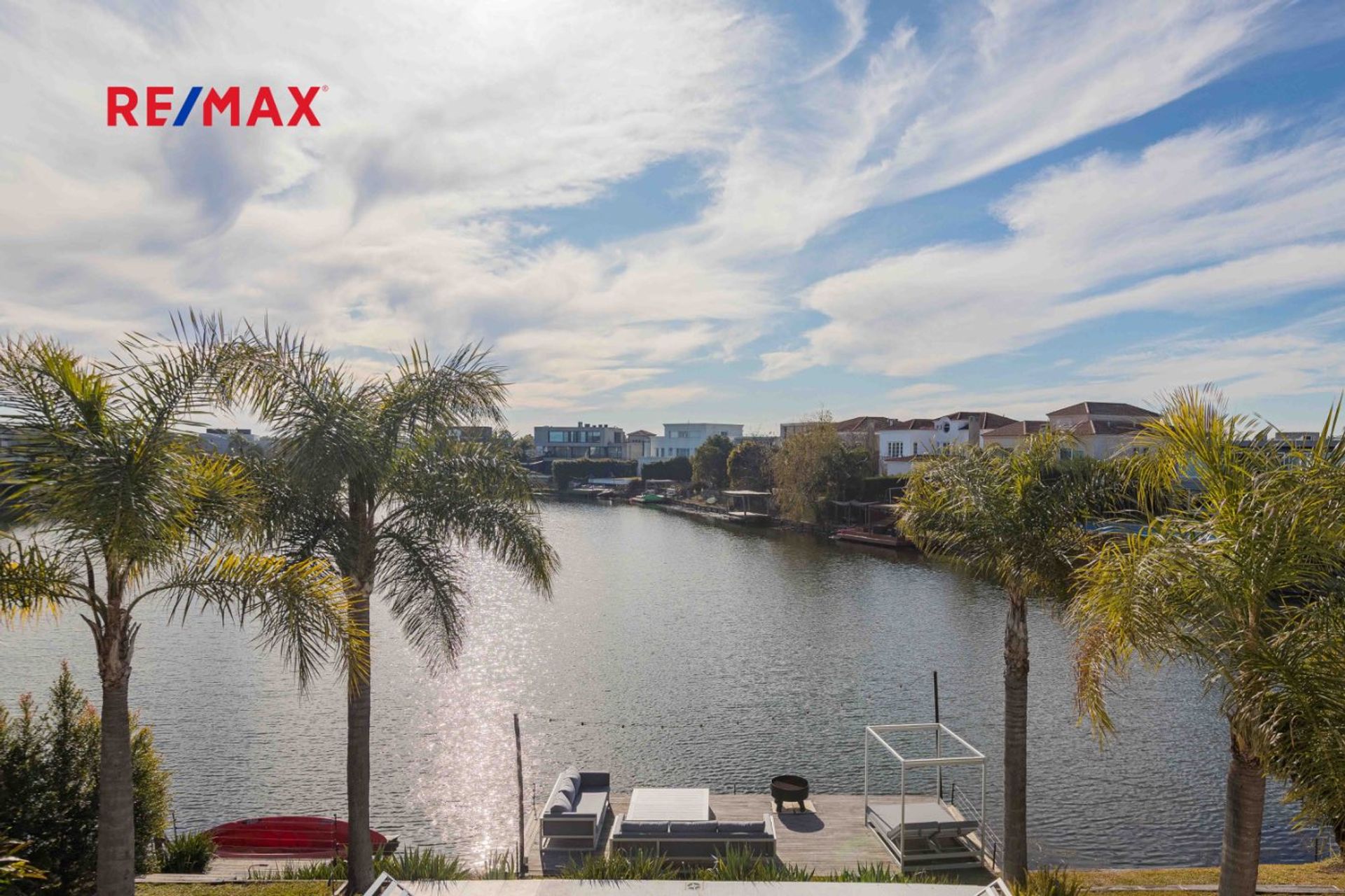 Venta Casa Cabos del Lago 7 ambientes al agua
