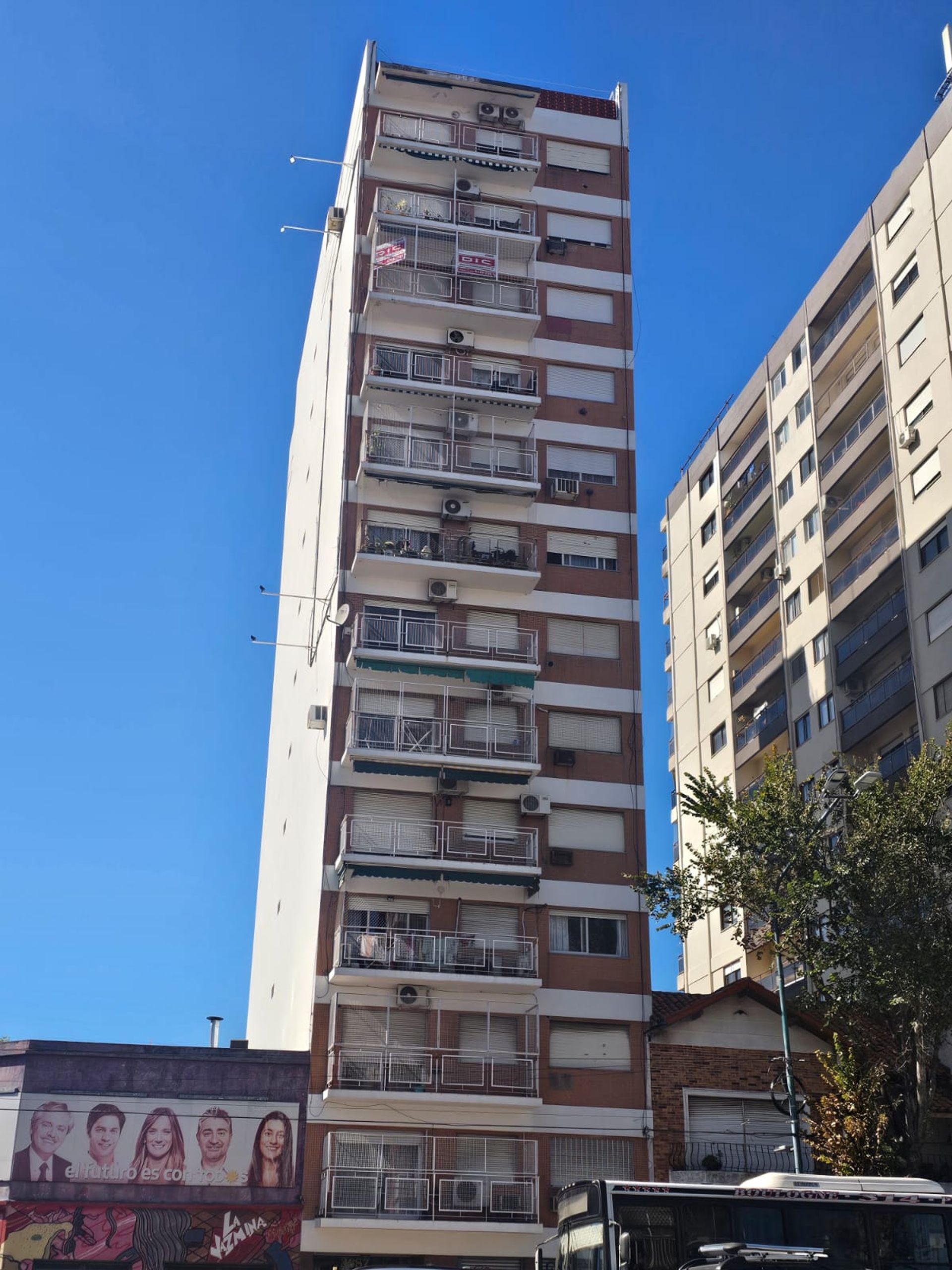 Venta Dpto 3 ambientes - Contrafrente - Av Maipú