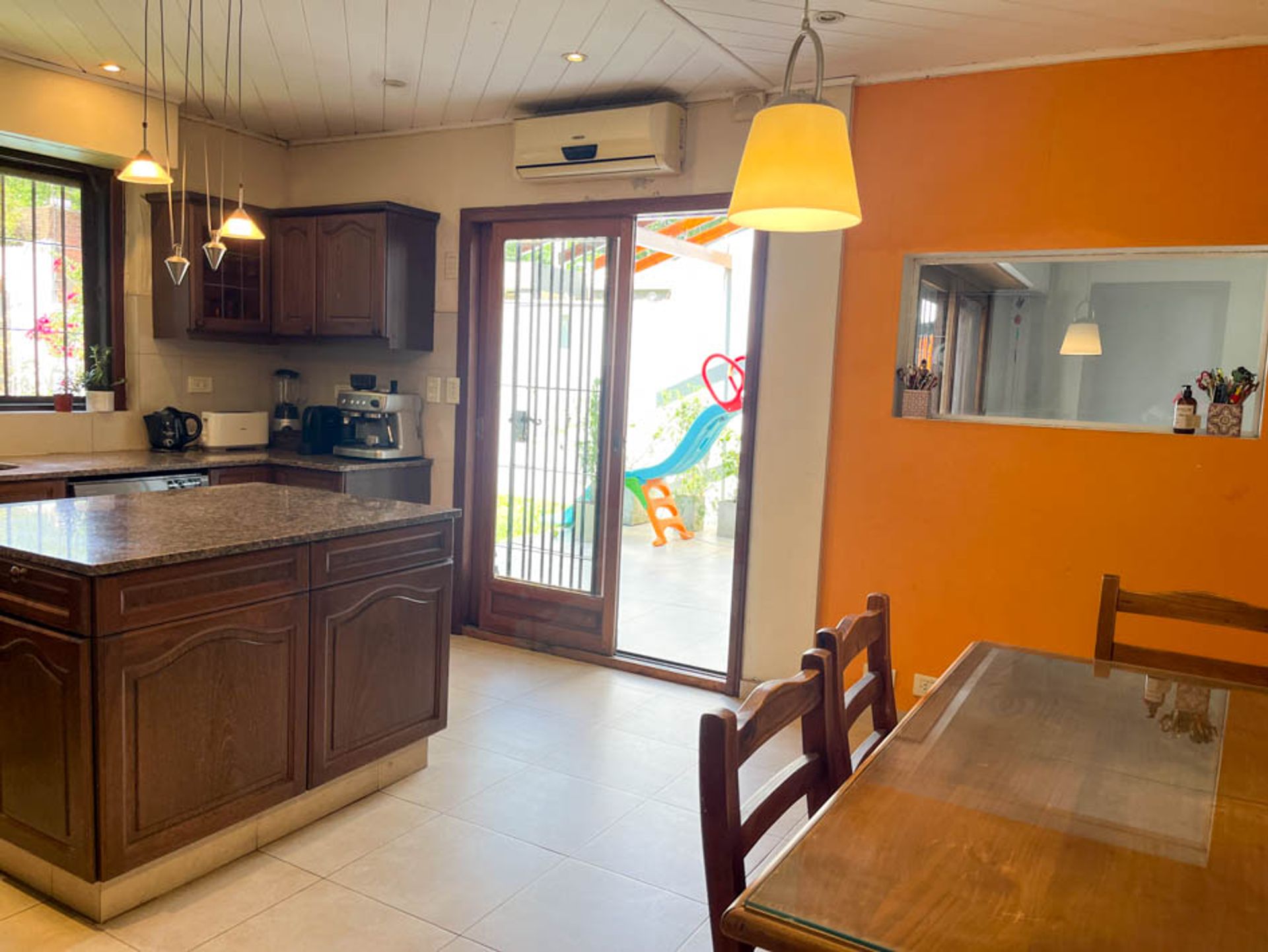 Venta casa 6 ambientes Martinez pileta reciclada