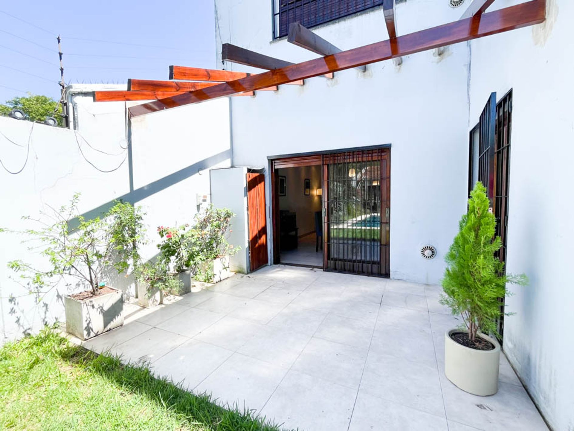 Venta casa 6 ambientes Martinez pileta reciclada