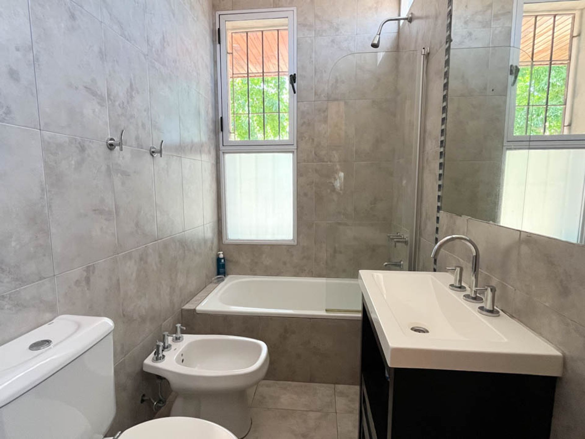 Venta casa 6 ambientes Martinez pileta reciclada