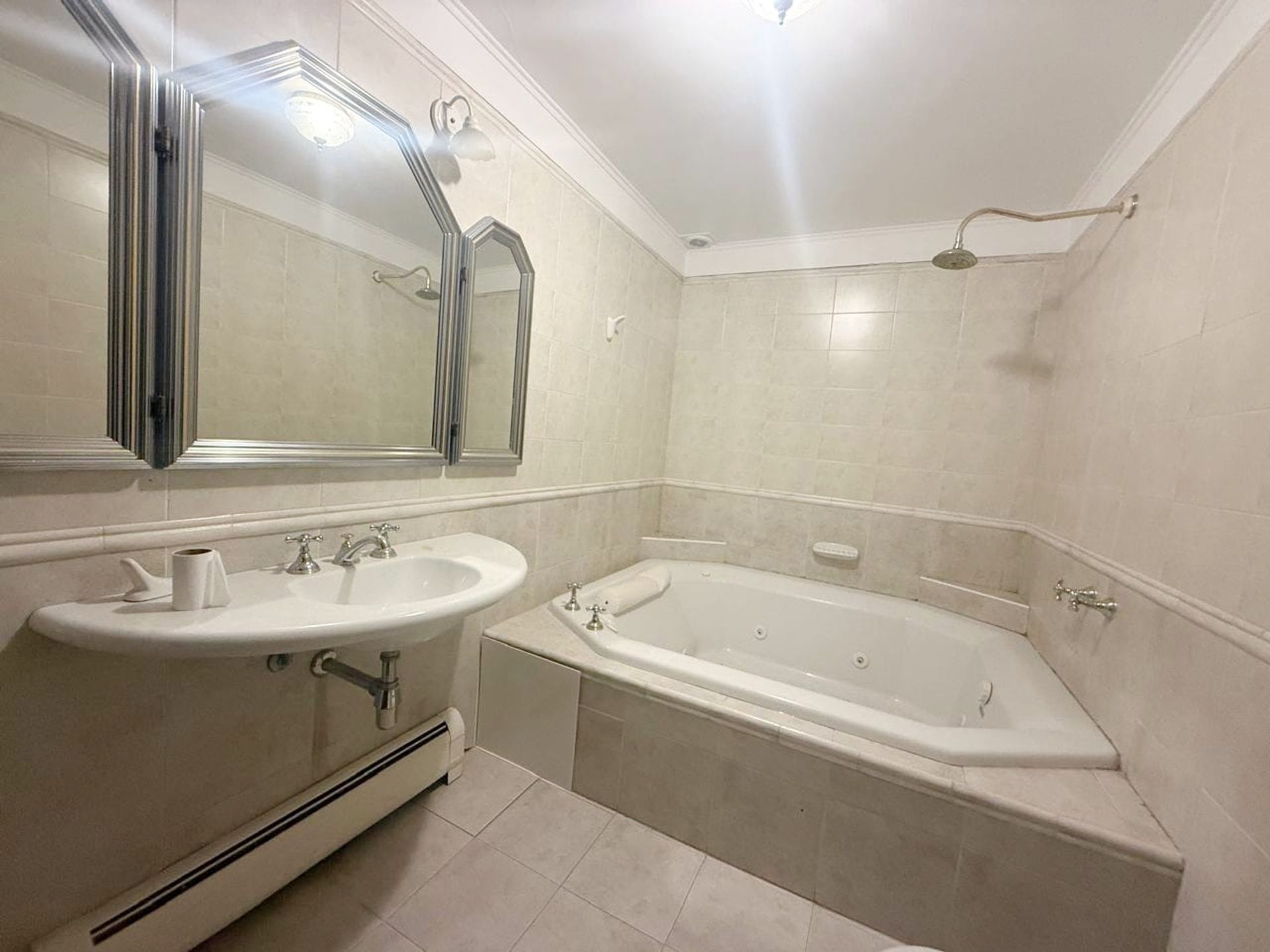 Venta casa Victoria 5 dorm jardín cochera doble