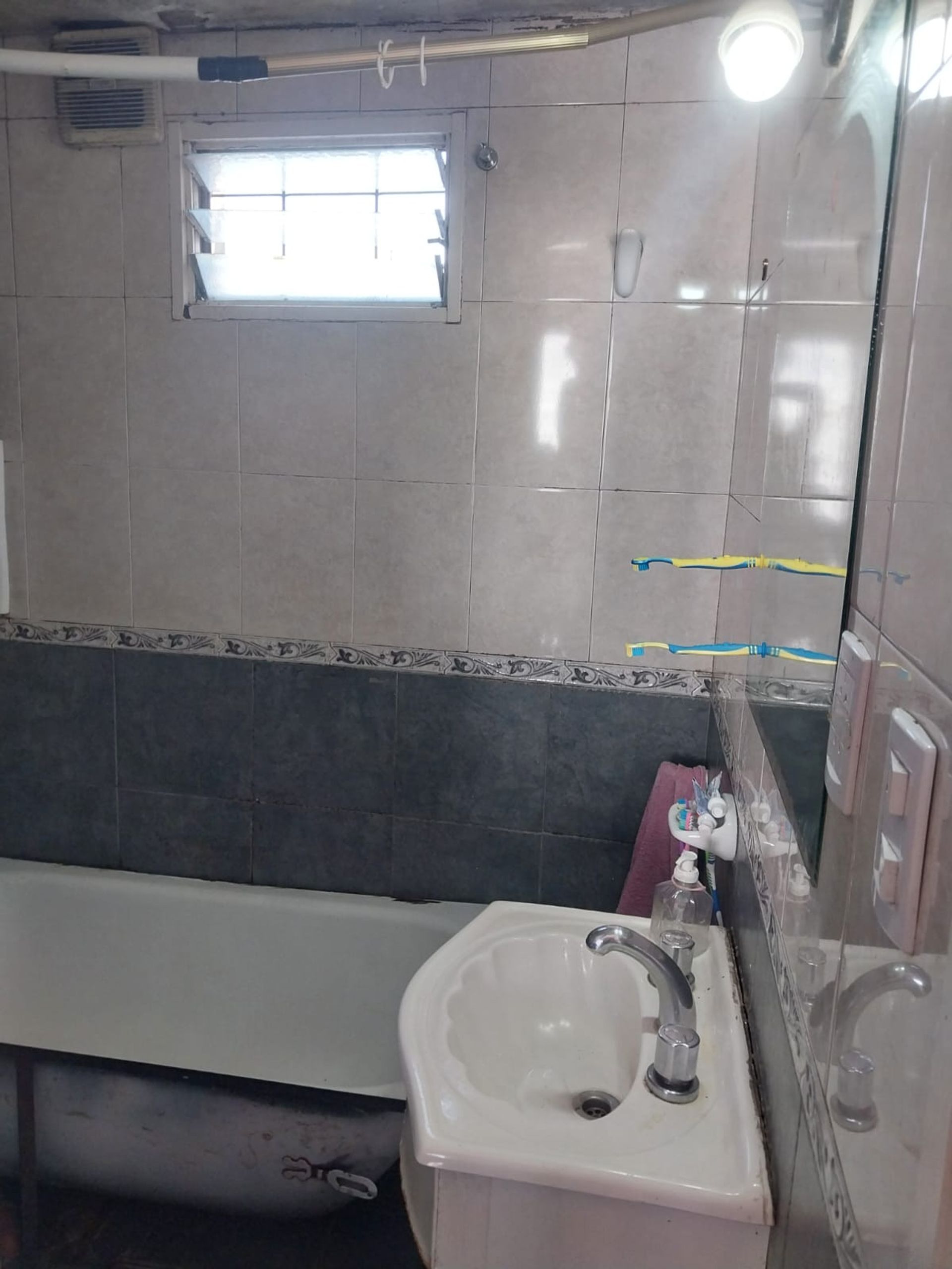 Venta PH 2 ambientes Olivos con patio sin expensas