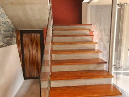 Victoria Sale – 2 Rooms, Garage, Bright Balcony