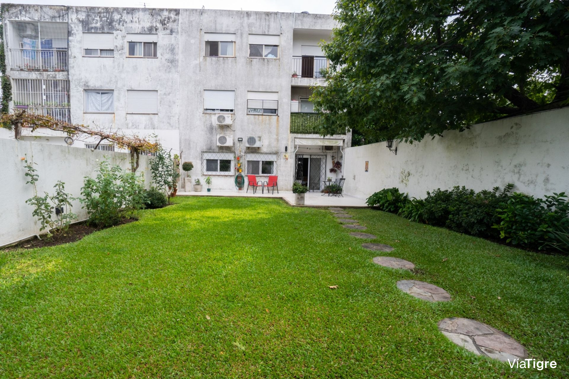 Departamento/PH 3 ambientes con jardín y parrilla.