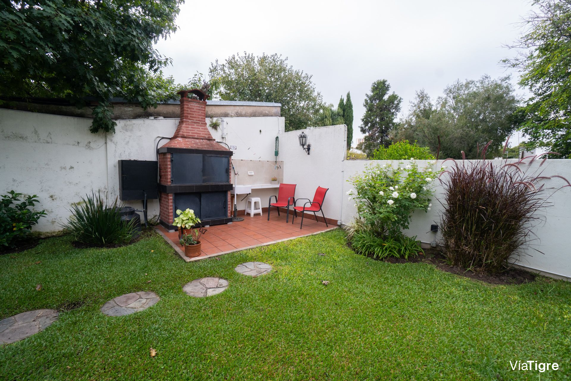 Departamento/PH 3 ambientes con jardín y parrilla.