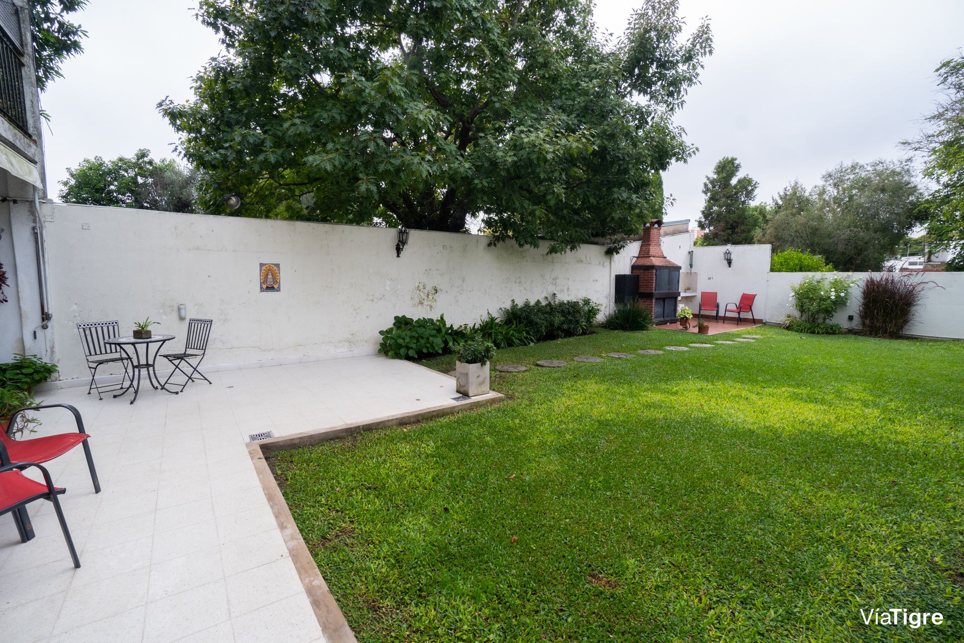 Departamento/PH 3 ambientes con jardín y parrilla.