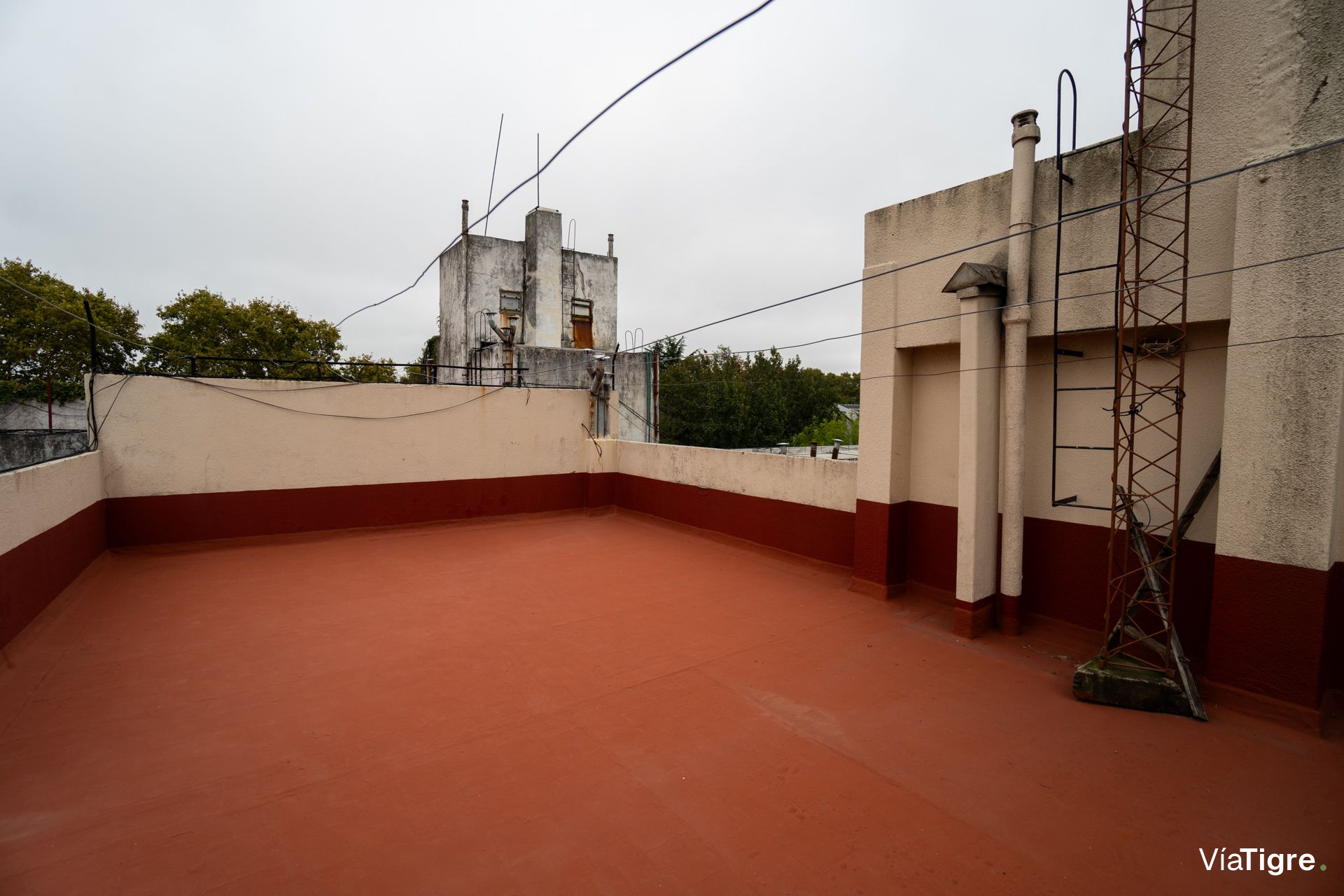 Departamento/PH 3 ambientes con jardín y parrilla.