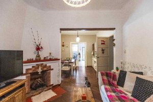 5-Room House for Sale with Garden in Victoria