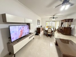 FOR SALE Apartment 4 rooms with balcony in Florida