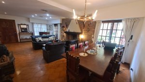 House for Sale – 7 Rooms with Garden in Florida