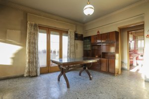 FOR SALE: 5-room Apartment to Refurbish Villa Adelina