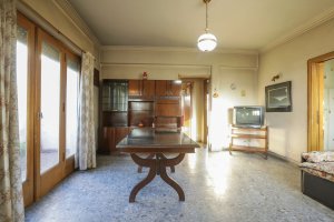 FOR SALE: 5-room Apartment to Refurbish Villa Adelina