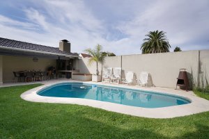 5-Room House for Sale – Garden, Pool, Barbecue – Martinez