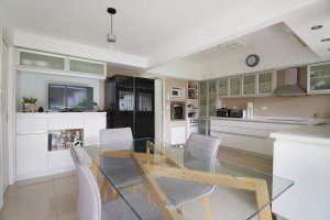5-Room House for Sale – Garden, Pool, Barbecue – Martinez