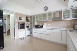 5-Room House for Sale – Garden, Pool, Barbecue – Martinez