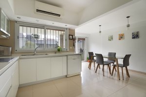5-Room House for Sale – Garden, Pool, Barbecue – Martinez