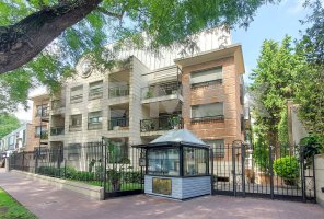 Apartment for Sale – 2 rooms, kitchen/carport, Martinez. Immaculate.