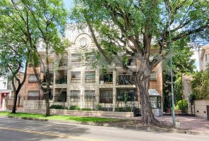 Apartment for Sale – 2 rooms, kitchen/carport, Martinez. Immaculate.