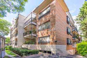 Apartment for Sale – 2 rooms, kitchen/carport, Martinez. Immaculate.