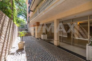 Apartment for Sale – 2 rooms, kitchen/carport, Martinez. Immaculate.