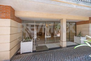 Apartment for Sale – 2 rooms, kitchen/carport, Martinez. Immaculate.