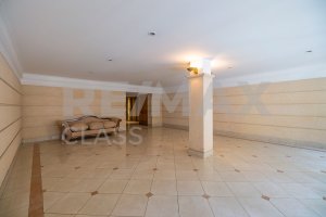 Apartment for Sale – 2 rooms, kitchen/carport, Martinez. Immaculate.